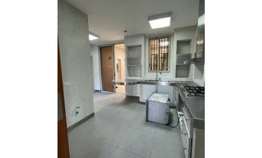 EMBASSY GARDEN. Casa remodelada con finos acabados