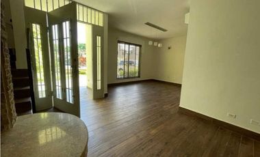 EMBASSY GARDEN. Casa remodelada con finos acabados