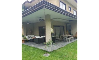 Embassy Club. Casa reformada. Club Town