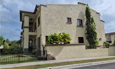 TOWN HOUSE DE ESQUINA. EMBASSY CLUB. Rentabilidad Inmediata