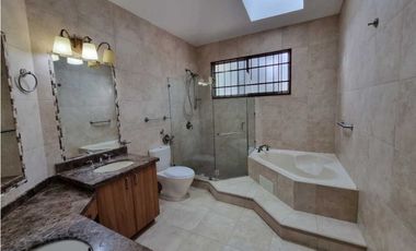 CASA REMODELADA. EMBASSY GARDEN. VENTA CON INQUILINO