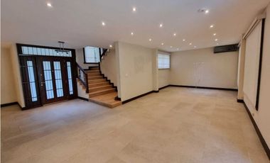 CASA REMODELADA. EMBASSY GARDEN. VENTA CON INQUILINO