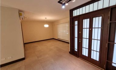 CASA REMODELADA. EMBASSY GARDEN. VENTA CON INQUILINO