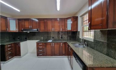 CASA REMODELADA. EMBASSY GARDEN. VENTA CON INQUILINO