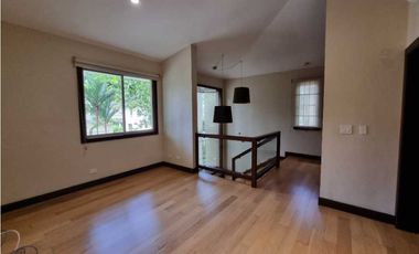 CASA REMODELADA. EMBASSY GARDEN. VENTA CON INQUILINO