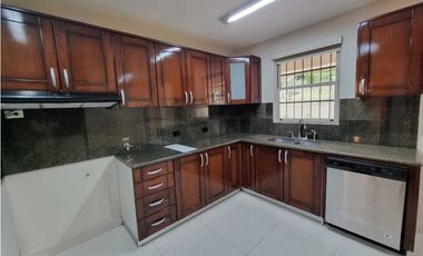 CASA REMODELADA. EMBASSY GARDEN. VENTA CON INQUILINO