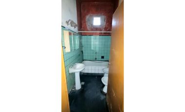 Se vende propiedad a reciclar en excelente ubicación.