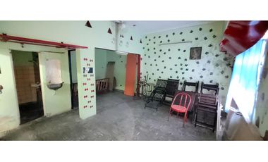 Se vende propiedad a reciclar en excelente ubicación.