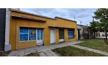 Se vende propiedad a reciclar en excelente ubicación.