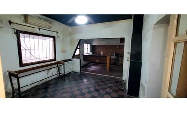 Se vende propiedad a reciclar en excelente ubicación.