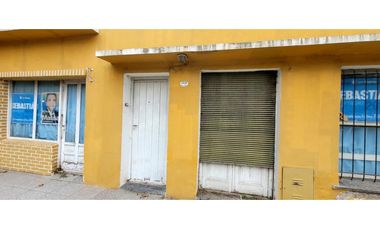 Se vende propiedad a reciclar en excelente ubicación.