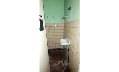 Se vende propiedad a reciclar en excelente ubicación.