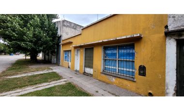 Se vende propiedad a reciclar en excelente ubicación.