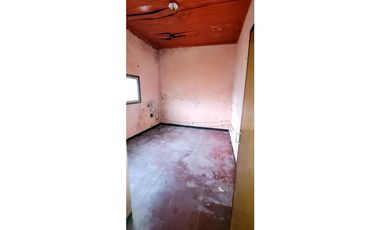 Se vende propiedad a reciclar en excelente ubicación.
