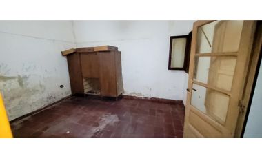 Se vende propiedad a reciclar en excelente ubicación.