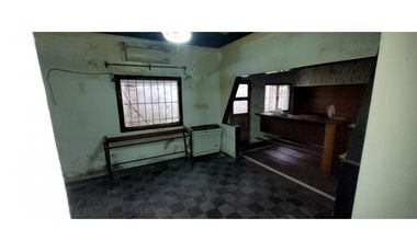 Se vende propiedad a reciclar en excelente ubicación.