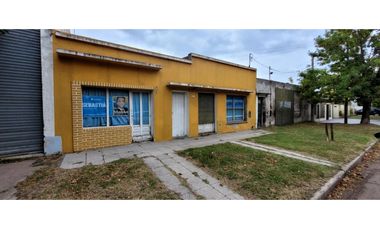 Se vende propiedad a reciclar en excelente ubicación.