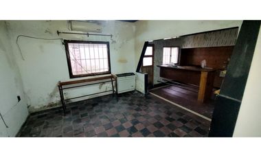 Se vende propiedad a reciclar en excelente ubicación.