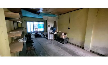 Se vende propiedad a reciclar en excelente ubicación.
