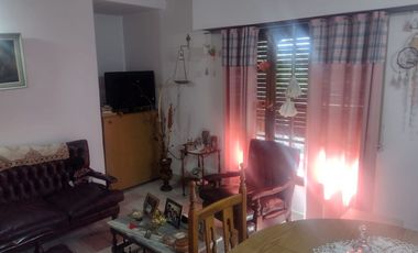 VENTA DE CASA MÁS DEPARTAMENTO EN AZUL