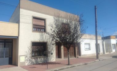 VENTA DE CASA MÁS DEPARTAMENTO EN AZUL