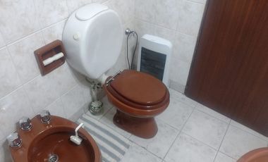 VENTA DE CASA MÁS DEPARTAMENTO EN AZUL