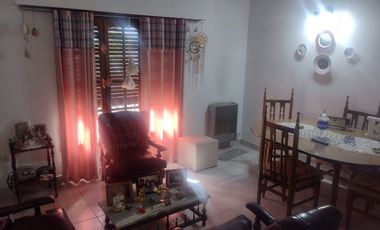 VENTA DE CASA MÁS DEPARTAMENTO EN AZUL