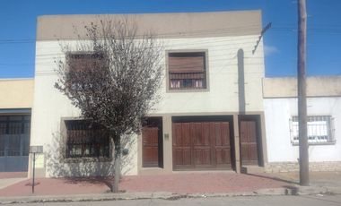 VENTA DE CASA MÁS DEPARTAMENTO EN AZUL