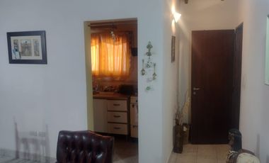 VENTA DE CASA MÁS DEPARTAMENTO EN AZUL