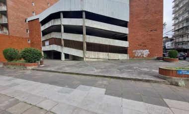 VENTA DE COCHERA CUBIERTA CENTRO DE EN LANUS ESTE