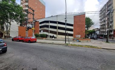 VENTA DE COCHERA CUBIERTA CENTRO DE EN LANUS ESTE