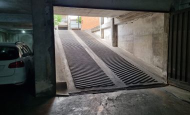 VENTA DE COCHERA CUBIERTA CENTRO DE EN LANUS ESTE