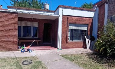 CASA 3 AMBIENTES VENTA LONGCHAMPS AMPLIO PATIO