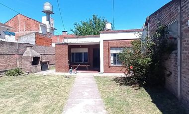 CASA 3 AMBIENTES VENTA LONGCHAMPS AMPLIO PATIO