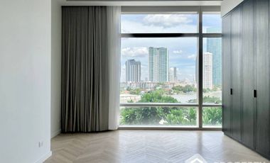 2-BR Condo at Four Seasons Private Residences Bangkok near BTS Saphan Taksin