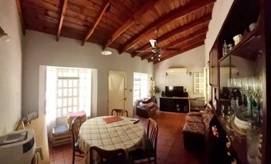 Casa en venta en City Bell entre caminos de 3 dorm