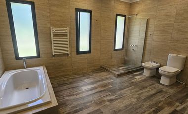 Venta Casa 7 ambientes en Fincas San Vicente