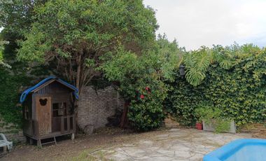 Casa de 3 dormitorios con cochera.