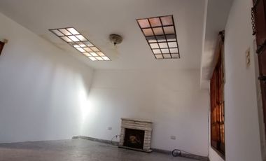 Casa de 3 dormitorios con cochera.