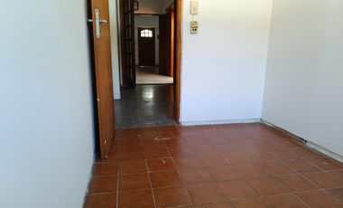 Casa de 3 dormitorios con cochera.