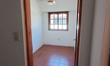 Casa de 3 dormitorios con cochera.