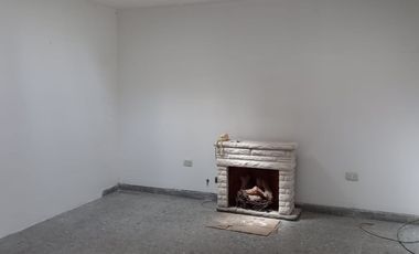 Casa de 3 dormitorios con cochera.