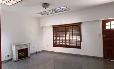 Casa de 3 dormitorios con cochera.