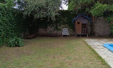 Casa de 3 dormitorios con cochera.