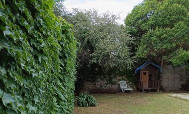 Casa de 3 dormitorios con cochera.