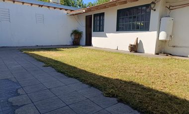 Casa de 3 dormitorios con cochera.