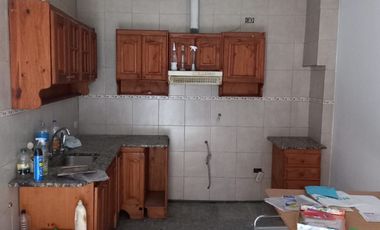 Casa de 3 dormitorios con cochera.