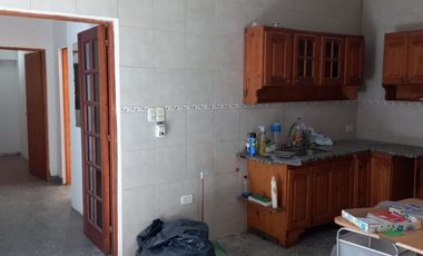 Casa de 3 dormitorios con cochera.