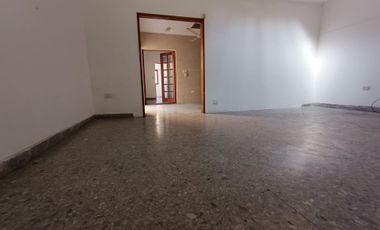 Casa de 3 dormitorios con cochera.