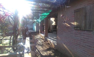 VENTA CASA 4 AMBIENTES CON PATIO GRANDE Y COCHERA